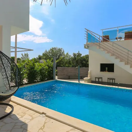 别墅 Spacious In Kastel Stafilic With Pool Kaštela
