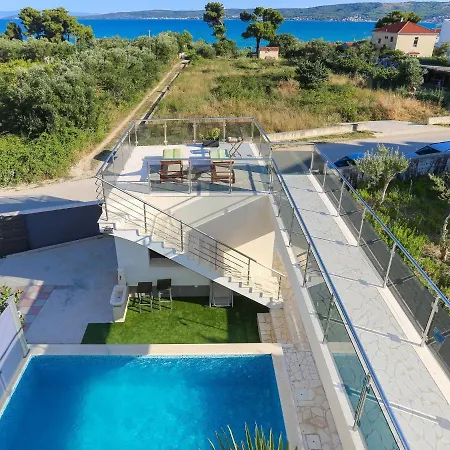 Spacious In Kastel Stafilic With Pool 别墅 *