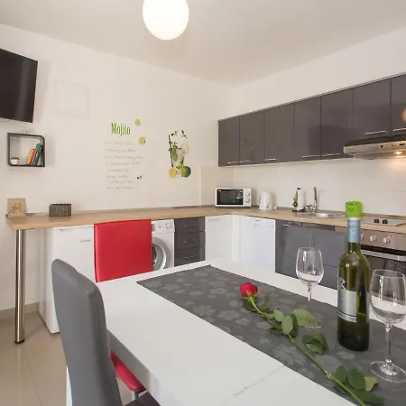 Spacious In Kastel Stafilic With Pool 别墅 *
