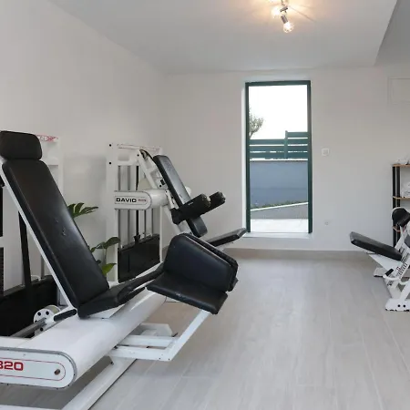 Spacious In Kastel Stafilic With Pool 别墅 *