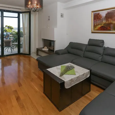 Spacious In Kastel Stafilic With Pool 别墅 *